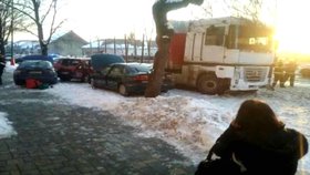 Panika na Rožňavsku: Kamion najel mezi auta. Jeden mrtvý, několik zraněných.