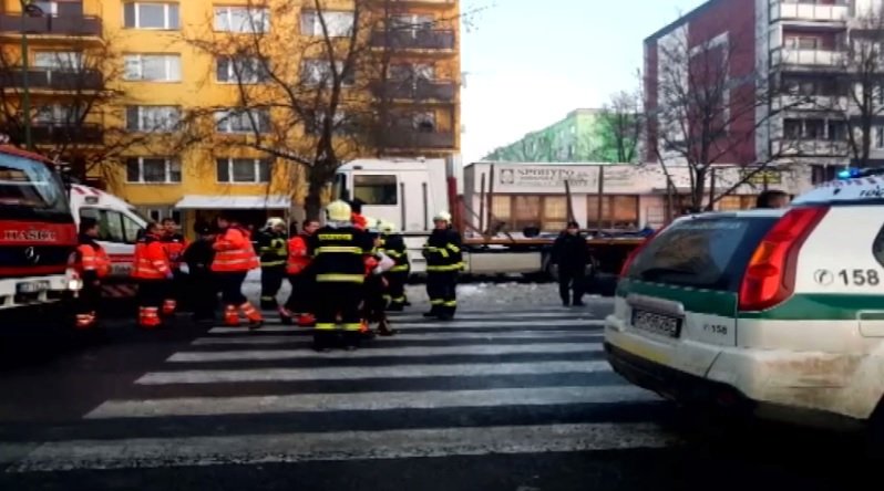 Panika na Rožňavsku: Kamion najel mezi auta. Jeden mrtvý, několik zraněných.