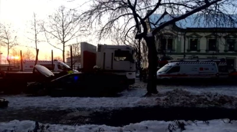 Panika na Rožňavsku: Kamion najel mezi auta. Jeden mrtvý, několik zraněných.