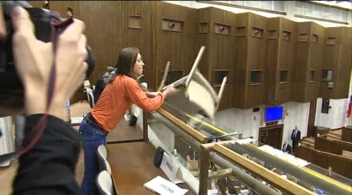 Slovenský parlament hlasoval o odvolání prezidenta Fica. Ten hlasování bez problémů ustál, což rozlítilo tuto ženu. Na poslance chtěla hodit židličku!