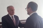 Slovenský exprezident Andrej Kiska se svým právníkem Kubinou před soudem, (11.10.2023).