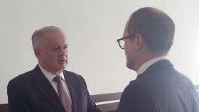 Slovenský exprezident Andrej Kiska se svým právníkem Kubinou před soudem, (11.10.2023).