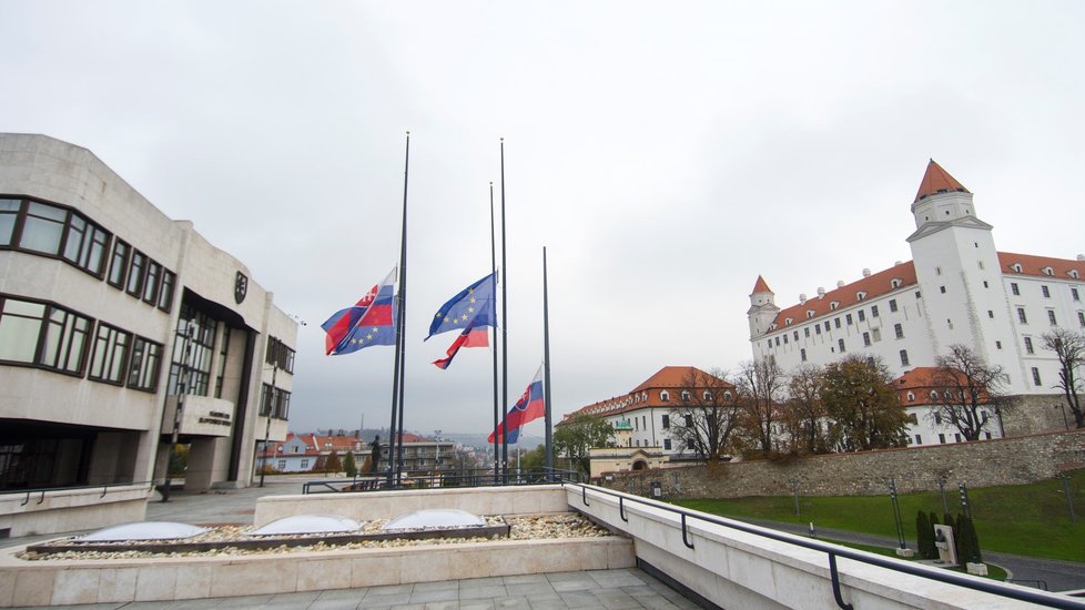 Slovensko si státním smutkem připomíná památku obětí srážky linkového autobusu a nákladního auta, při které ve středu přišlo o život 12 lidí včetně pěti nezletilých a další dvě desítky osob utrpěly zranění (15. listopad 2019)