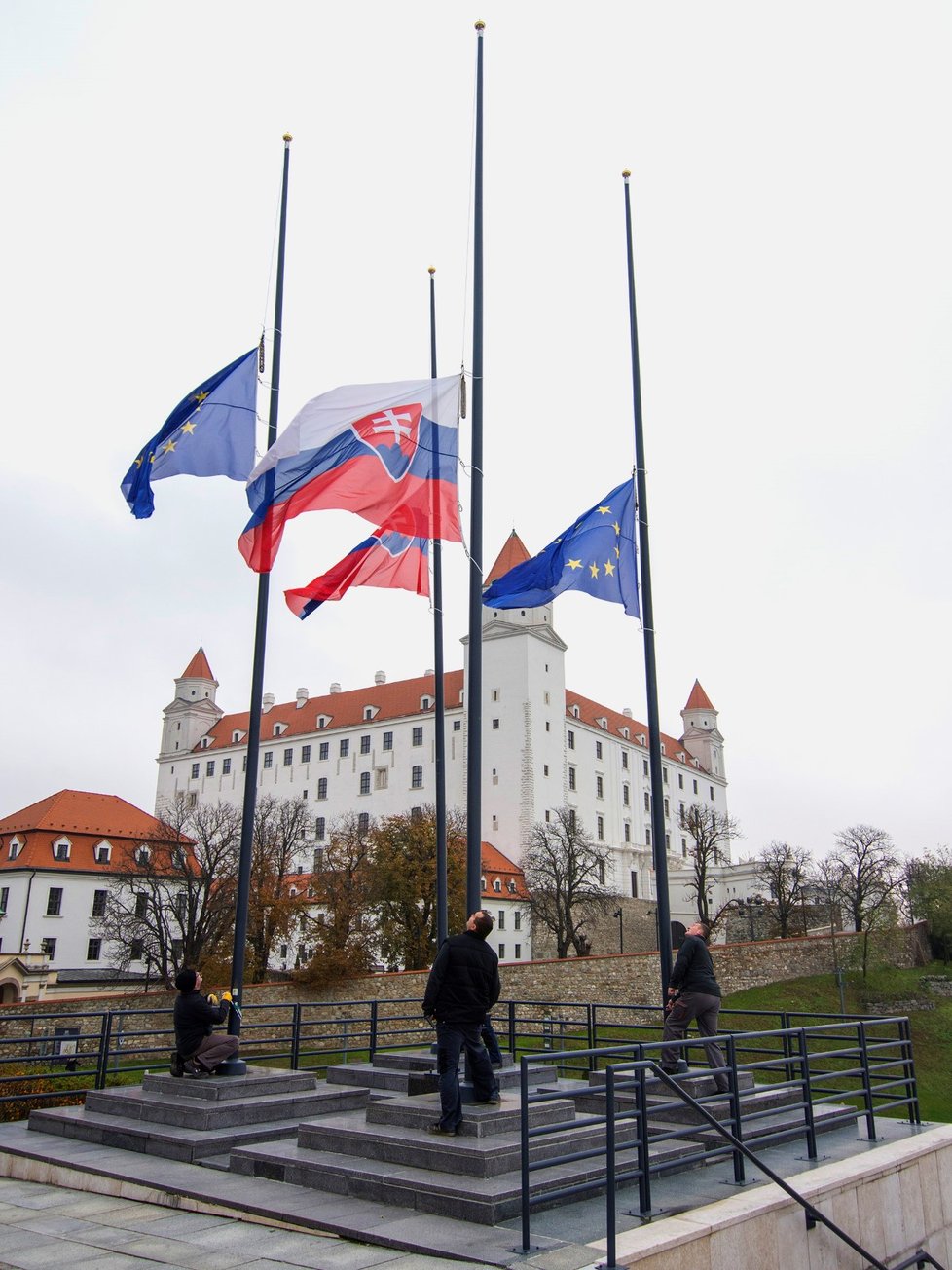 Slovensko si státním smutkem připomíná památku obětí srážky linkového autobusu a nákladního auta, při které ve středu přišlo o život 12 lidí včetně pěti nezletilých a další dvě desítky osob utrpěly zranění (15. listopad 2019).