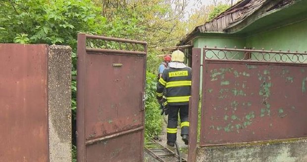 Hrůzný nález hasičů: Po požáru domu našli v hluboké studni tělo majitele!