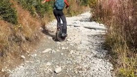 Turista vyjel na túru v Tatrách na elektrické jednokolce.