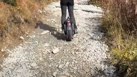 Turista vyjel na túru v Tatrách na elektrické jednokolce.