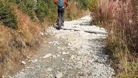 Turista vyjel na túru v Tatrách na elektrické jednokolce.