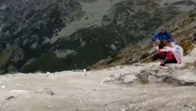 Turisté měli co dělat, aby se udrželi na nohou.