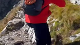 Turisté měli co dělat, aby se udrželi na nohou.