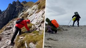 Turisté měli co dělat, aby se udrželi na nohou.