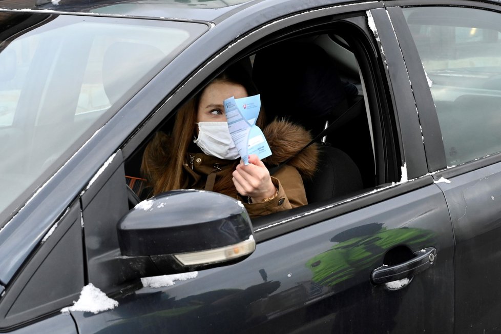 Žena se při kontrole ve slovenském Trenčíně prokazuje certifikátem potvrzujícím negativní test na covid-19 (27. 1. 2021)