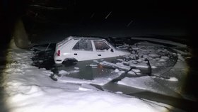 Řidička sjela s autem do přehrady: V ledové vodě zůstala uvězněná dvě hodiny!