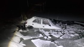Řidička sjela s autem do přehrady: V ledové vodě zůstala uvězněná dvě hodiny!