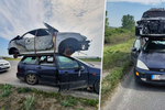 Výtečníci na Slovensku převáželi vrak auta na střeše druhého vozu.