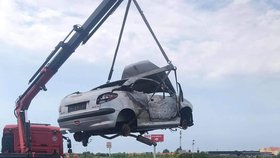 Výtečníci na Slovensku převáželi vrak auta na střeše druhého vozu.