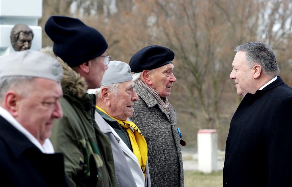 Šéf americké diplomacie Mike Pompeo před schůzkami s vrcholnými slovenskými politiky navštívil na okraji Bratislavy památník obětem takzvané železné opony. (12.2.2019)