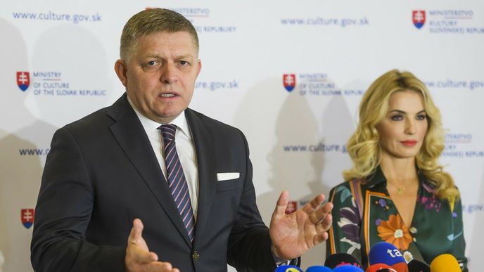 Slovenský premiér Robert Fico a jeho národovecká ministryně kultury Martina Šimkovičová zaklekli na tamní televizi a rozhlas.