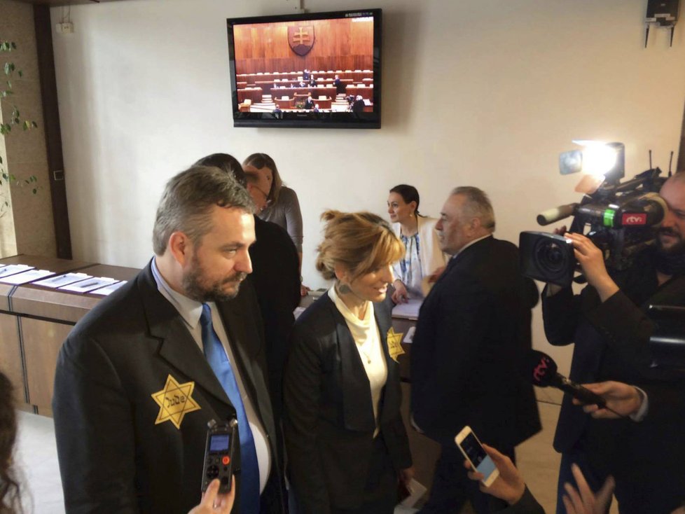 Slovenští poslanci proti extremismu: Na hruď si připnuli židovskou hvězdu