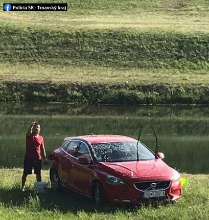 Muž si namydlil auto, uškodil životnímu prostředí a stal se nechtěně hvězdou sociálních sítí.