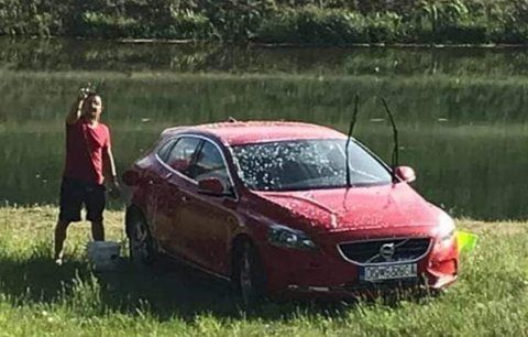 „Co to je za idiota?“ Muž si namydlil auto u malebné řeky: Způsobil poprask na sociálních sítích!