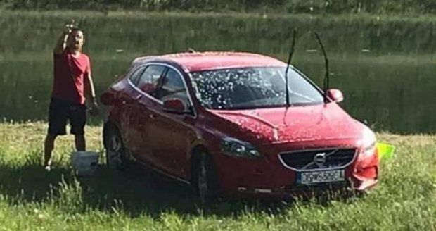 Muž si namydlil auto, uškodil životnímu prostředí a stal se nechtěně hvězdou sociálních sítí.