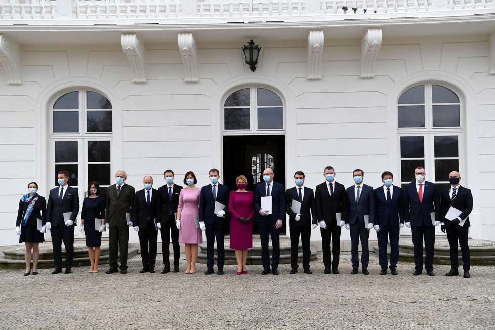 Slovenská prezidentka Čaputová jmenovala novou vládu premiéra Igora Matoviče, ta následně získala důvěru.