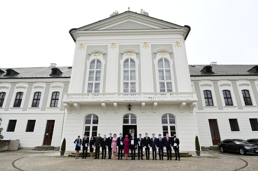 Slovenská prezidentka Čaputová jmenovala novou vládu premiéra Igora Matoviče, ta následně získala důvěru.