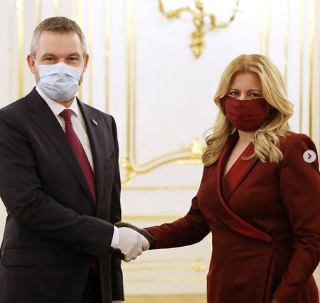 Slovenská prezidentka Zuzana Čaputová přijala demisi vlády Petera Pellegriniho a jmenovala novou vládu nastupujícího premiéra Igora Matoviče.