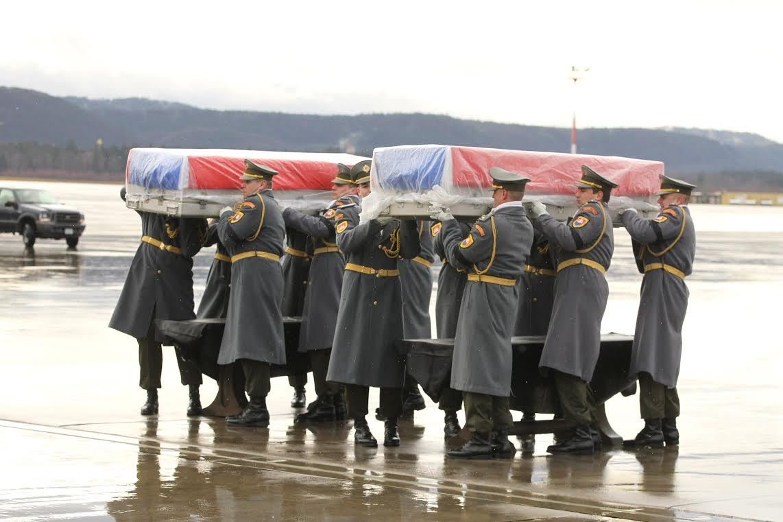 Rakve vojáků byly obmotány slovenskými vlajkami.