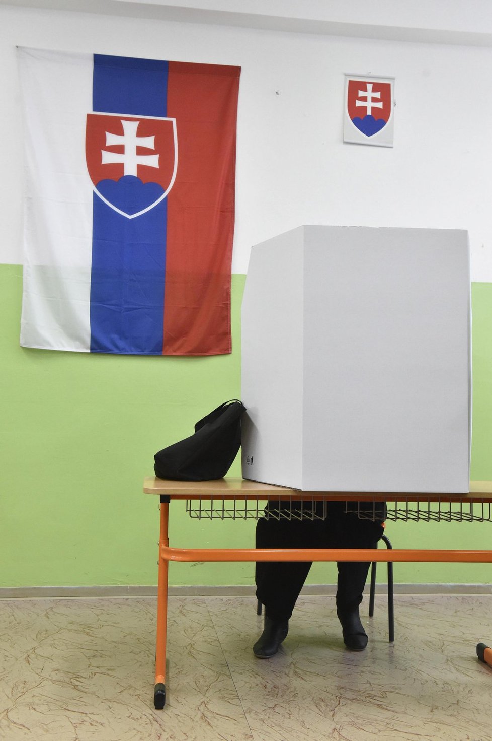 Parlamentní volby se konaly 5. března na Slovensku. Na snímku volební místnost v Trnavě