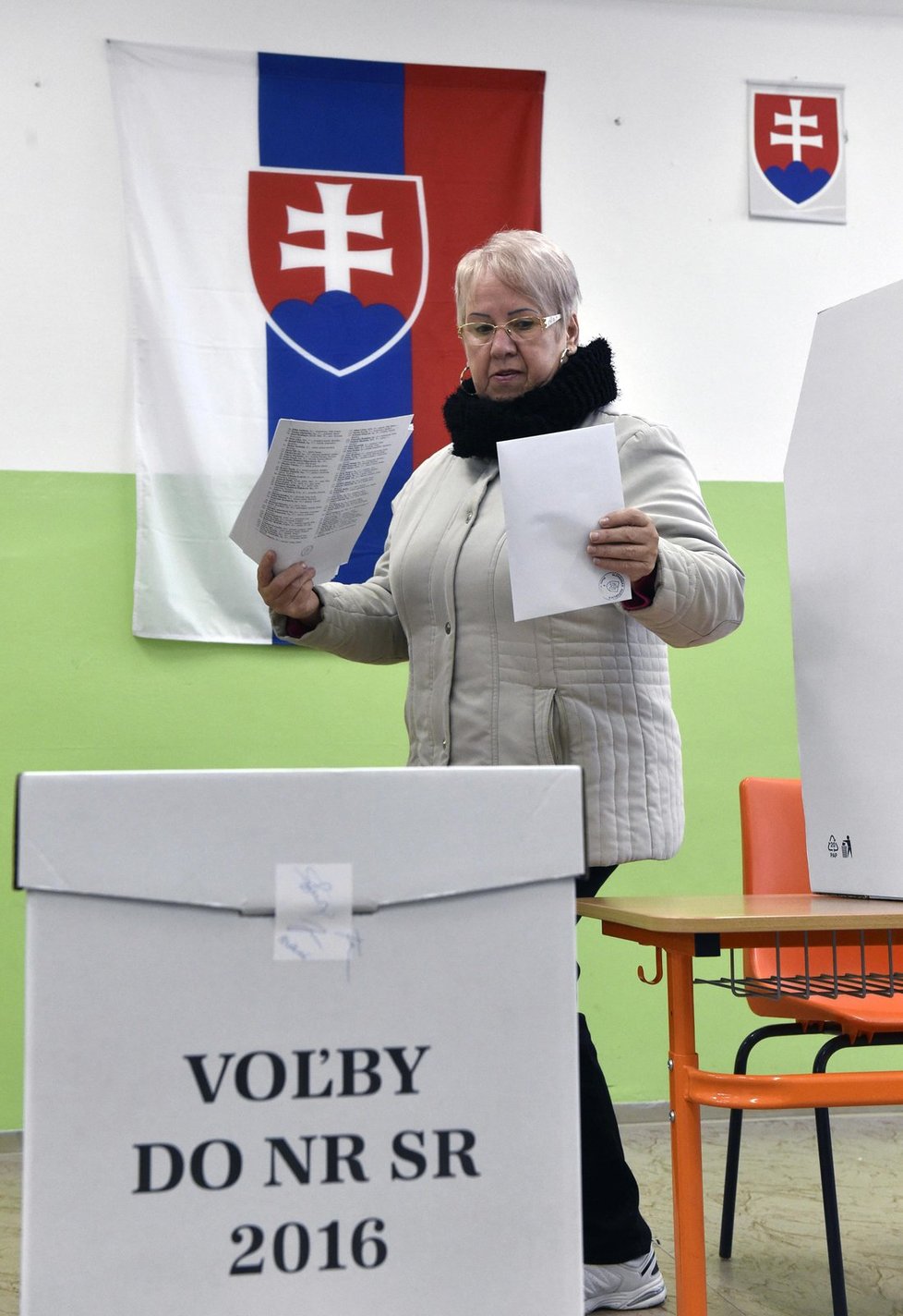 Parlamentní volby se konaly 5. března na Slovensku. Na snímku volební místnost v Trnavě.