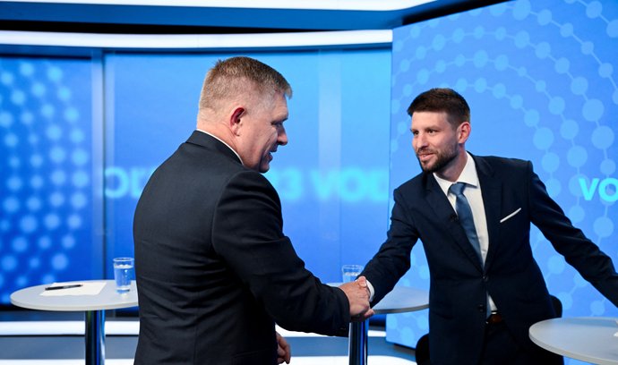 Dva hlavní favorité na funkci příštího slovenského premiéra - Robert Fico (vlevo) a Michal Šimečka nemají před volbami nic jistého.