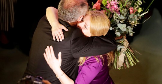 Muž předává žezlo ženě: Andrej Kiska gratuluje Zuzaně Čaputové.