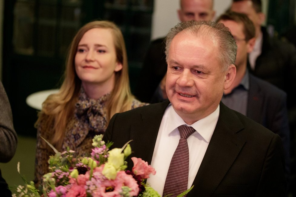 Prezident Andrej Kiska ve volebním štábu své nástupkyně Zuzany Čaputové.