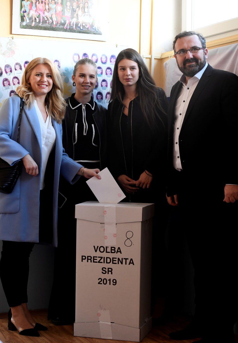 Zuzana Čaputová volila v doprovodu dvou dcer a dnes již bývalého partnera. (30.3.2019)