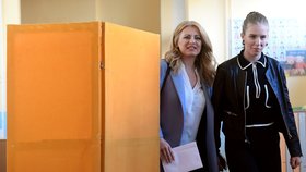 Zuzana Čaputová v doprovodu dvou dcer a partnera u voleb v březnu 2019