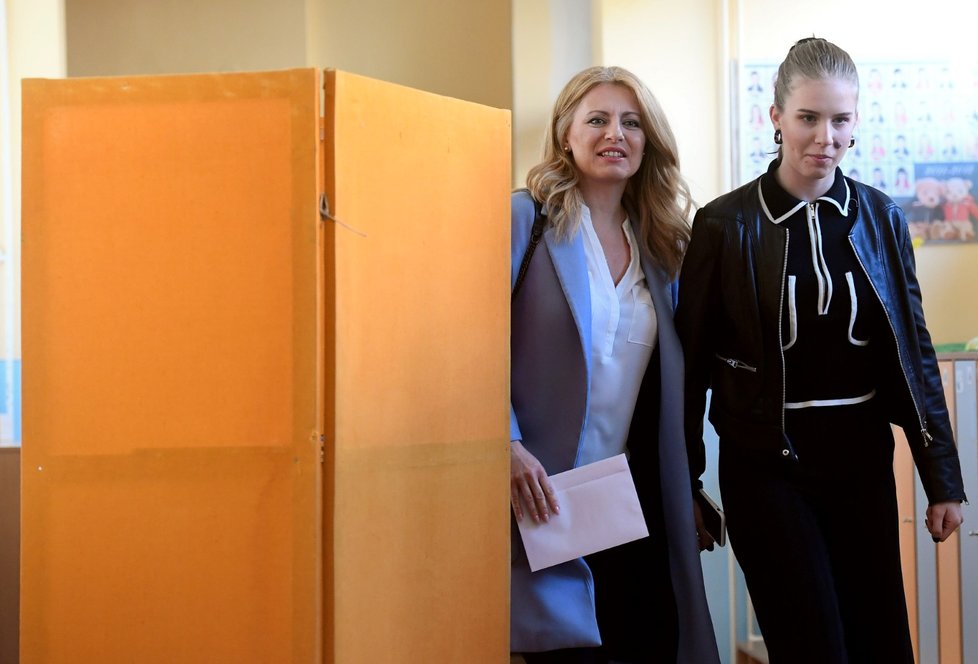 Zuzana Čaputová v doprovodu dvou dcer a partnera u voleb v březnu 2019