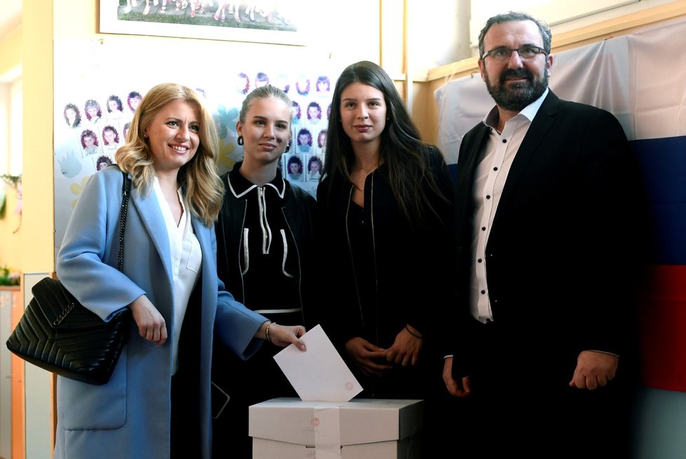 Zuzana Čaputová v doprovodu dvou dcer a partnera u voleb v březnu 2019