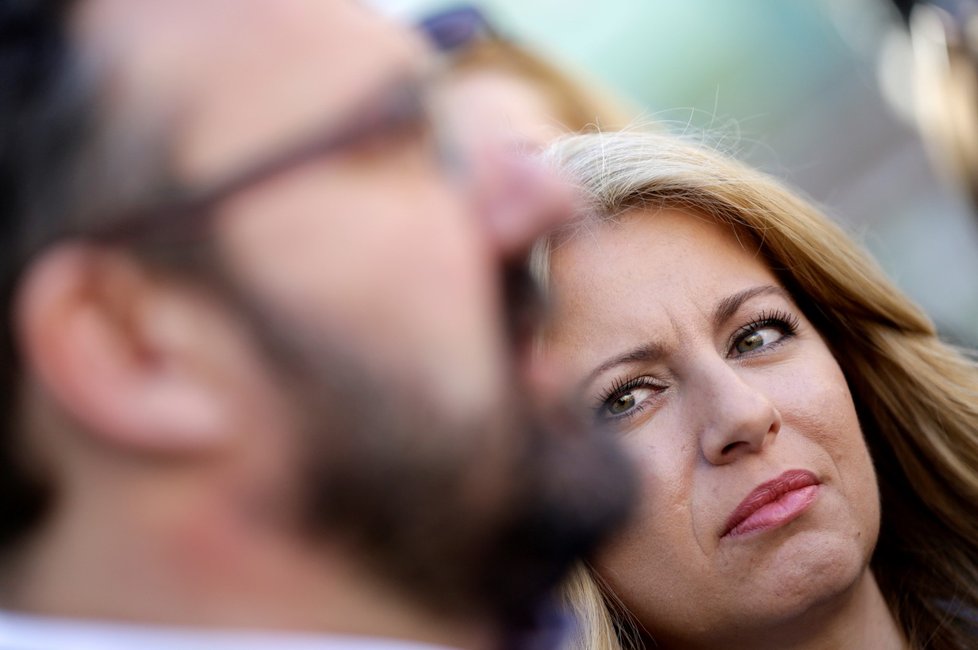 Zuzana Čaputová volila v doprovodu dvou dcer a partnera Pezinok, kde žije. (30.3.2019)