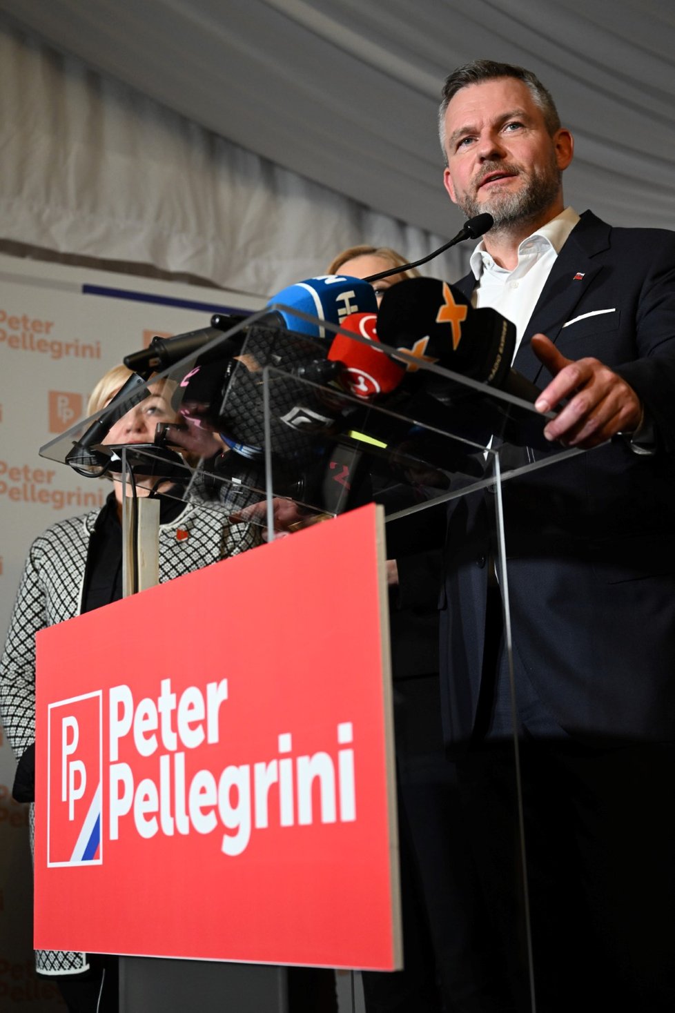 Peter Pellegrini komentuje výsledky prvního kola prezidentských voleb ve svém volebním štábu.