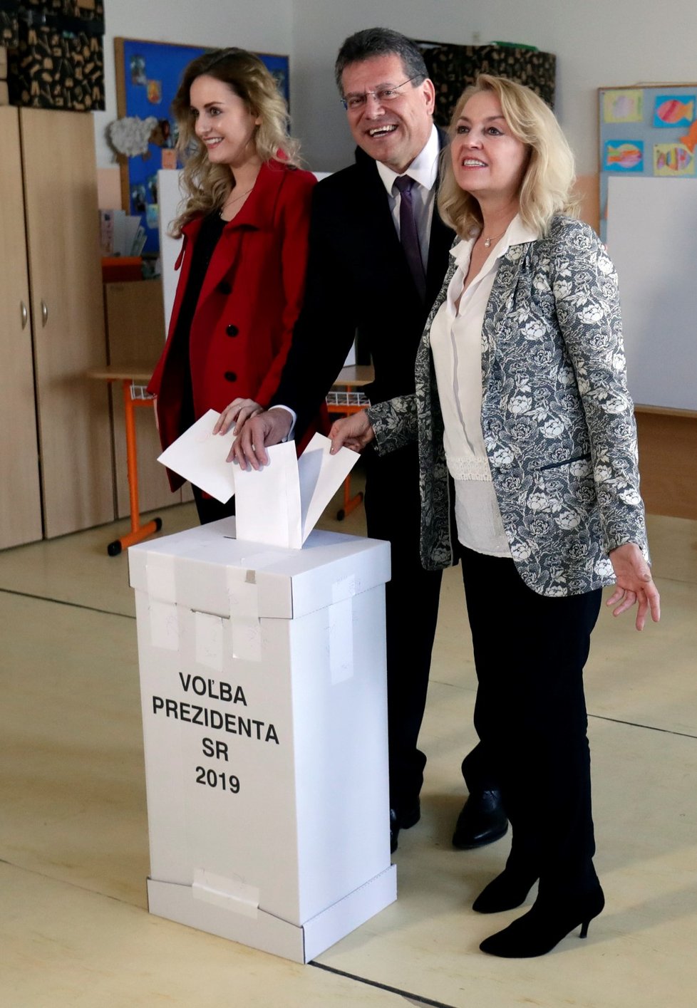 Prezidentský kandidát Maroš Šefčovič už odvolil v doprovodu manželky a rodiny. (30.3.2019)