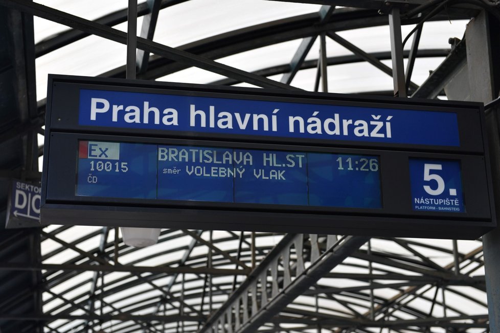 Z Prahy byl v pátek vypraven volební vlak, který zdarma doveze Slováky žijíci v Česku na Slovensko k prezidentským volbám (5.4.2024)