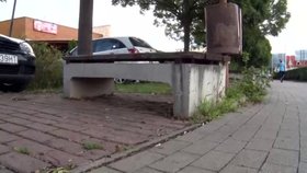 V slovenském městě Vráble se promenádoval nahý mladík. Pak si sedl na lavičku před obchodní dům, kde ho sebrala policie.