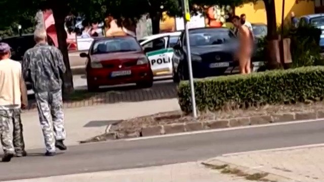 V slovenském městě Vráble se promenádoval nahý mladík. Pak si sedl na lavičku před obchodní dům, kde ho sebrala policie.