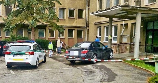 Tímto BMW přijel postřelený Slovák s mrtvolou v autě před nemocnici