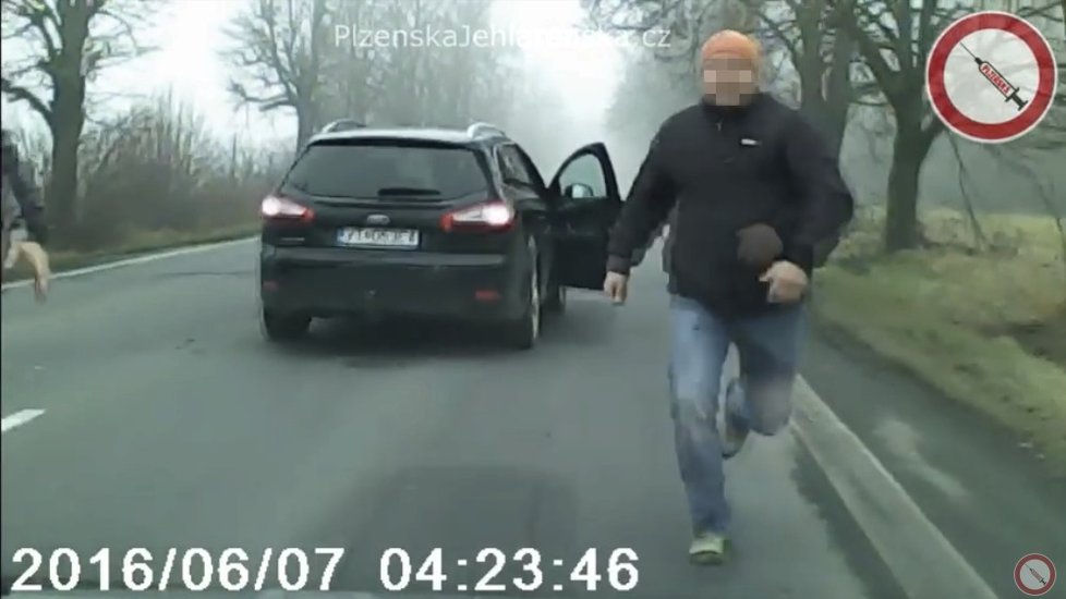 Případ, kterému se diví i policie: Čecha na Slovensku vybrzdil rozzuřený řidič, důvod je šílený.