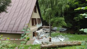 9 lidí včetně 7 dětí utrpělo zranění při výbuchu plynu na chatě ve slovenské obci Lehota pod Vtáčníkom. (25. 7. 2023)