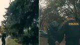 Zapálil dveře bytu a začal utíkat: Dopadení výtržníka policie zachytila na kameru!