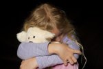Teprve desetileté děvčátko znásilnil na Slovensku úchyl přímo v jejím pokojíčku